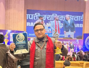  “केलाई हतार” गीतका सर्जक सुरेशलाई राप्ती म्युजिकले दियो सर्वोत्कृष्ट शब्द रचना अवार्ड