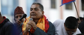 सुकुम्बासीलाई काँधमा बोकेर दुर्गा प्रसाईले बालेनलाई वाण हान्ने 