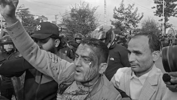 एमालेका कार्यकर्ताले पुलिसलाई ढुंगाले हाने, प्रहरीले गर्यो लाठी चार्ज