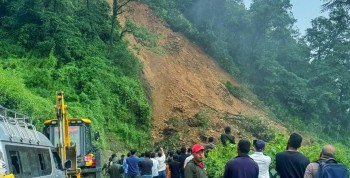 वर्षापछि बाढी-पहिरो जाँदा आज देशका विभिन्न ८ वटा सडक अवरुद्ध
