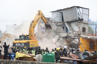 मनोहराखोला किनारमा दुई हजार पुलिसले भत्काए ७७७ घरटहरा 