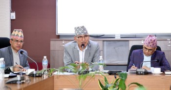 दुई भाई सचिवलाई दायाँबाँया राखेर अर्थमन्त्रीले यसरी पढाए पाठ