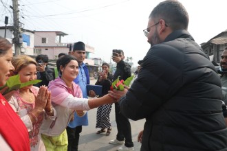 झापा-५ को गाउँमा पसे बालेन, घरदैलो र मतदाता भेटघाटमा व्यस्त 