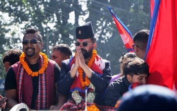 बालेन संग पराजित भएका सुमन आजै प्रचण्डको अँगालोमा बेरिने 