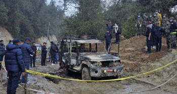 पाथीभरा जाँदै गर्दा गाडीमा करेन्ट लागेर घाइते दुईजनालाई काठमाडौं ल्याउने