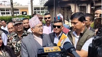 विघटित प्रतिनिधिसभाका सभामुख जलाईएको संसद भवन हेर्न पुगे 
