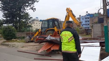 हाँडीगाउँ क्षेत्रका अवैध संरचनामा बालेनले चलाए डोजर 