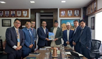 अर्थमन्त्री वाग्लेलाई गभर्नरले बुझाए पूर्वबजेटकालीन समीक्षा प्रतिवेदन