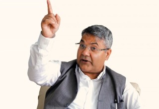 फुटेको हाँडी जोड्न खुट्टा उचाल्नेलाई गोकुल बाँस्कोटाले हाने अगुल्टो 