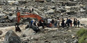 हेवा खोलामा बाढी, मेची राजमार्गमा चलेनन् गाडी 