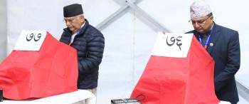 पूरै चालीस मिनेटसम्म ओली र पोखरेल उभिए ठिंग 