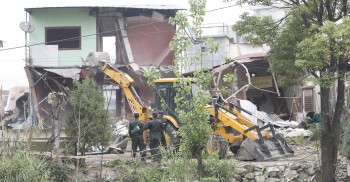 बालेन लुम्बिनी जाने दिनमै सार्वजनिक जग्गामा बनेका घरटहरामा डोजर चलाईने 