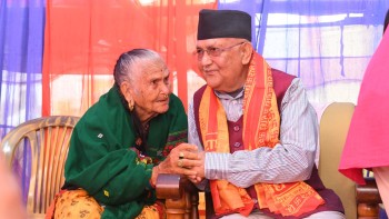 घरघरमा पुगेर मतदाता भेट्न थाले ओली 