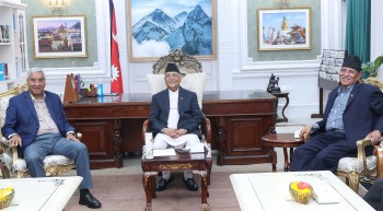 ओलीलाई बीचमा राखेर देउवा र प्रचण्ड किन हाँसे ? लेखकप्रति माओवादी नरम