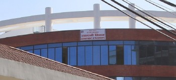 राहदानी बनाउन घुस असुल्ने दुई जना ठाउँको ठाउँ समातिए 