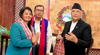 गृहको बरण्डाका सहसचिवकी पत्नीलाई प्रधानमन्त्रीको खादा, मैदानमा मुख्यमन्त्रीकी छोरी