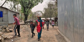 बालेनले डोजर चलाउन उर्दी जारी गरेपछि सुकुमबासीले आफू बसेको घर खाली गर्न थाले