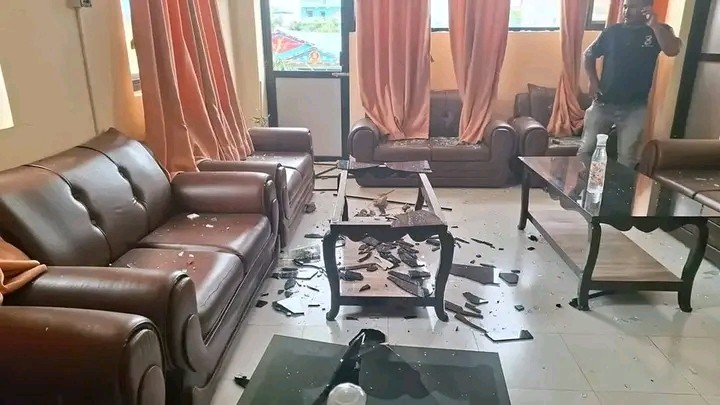 मेयरको कार्यकक्षमा ढुङ्गामुढा, महिला मजदुरको मृत्युपछि आक्रोशित