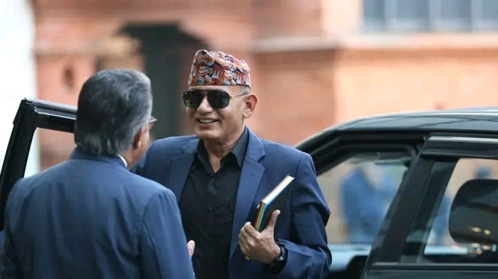 ओलीले मुख्यसचिवमा छिर्के हानेपछि जागिरै छोडेकाले रास्वपाका सांसद पढाउने