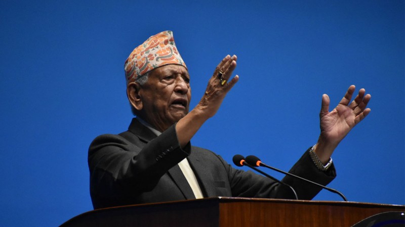 प्रतिनिधिसभाका ज्येष्ठ सदस्य केसीलाई शितलनिवासमा सपथ