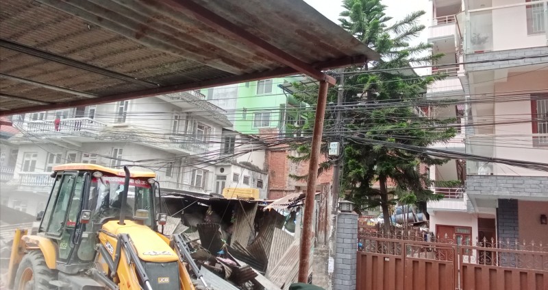 लोकसेवाका अध्यक्षको घरै छेउको कवाडीमा चल्यो बालेनको डोजर