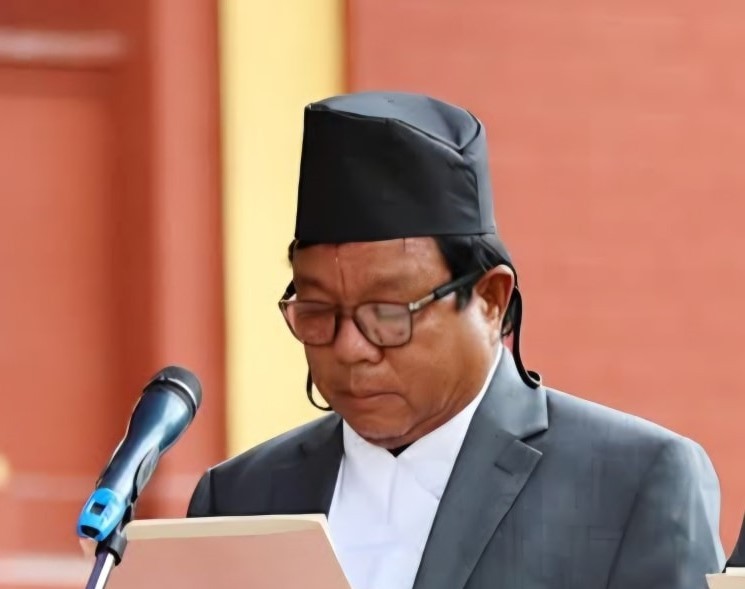 ‘अपर्झट मन्त्री’ महावीर मन्त्रालयमै सुत्ने, मन्त्रालयमै आफैं पकाएर खाने 