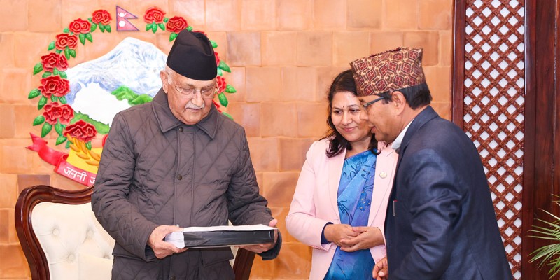 प्रधानमन्त्रीलाई त्रिविको सम्पत्ति छानबिन आयोगले बुझायो प्रतिवेदन