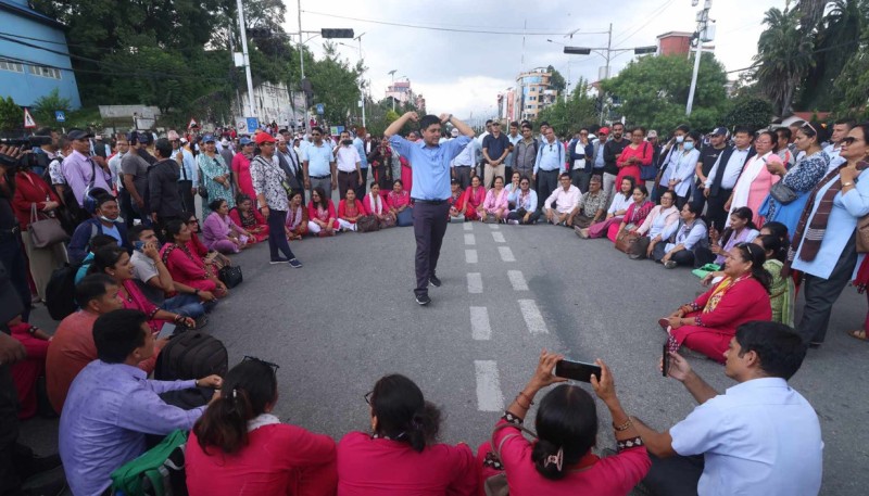 शिक्षा मन्त्रालयले आफू खुसी वार्ताटोली बनाएपछि बिच्किए शिक्षक