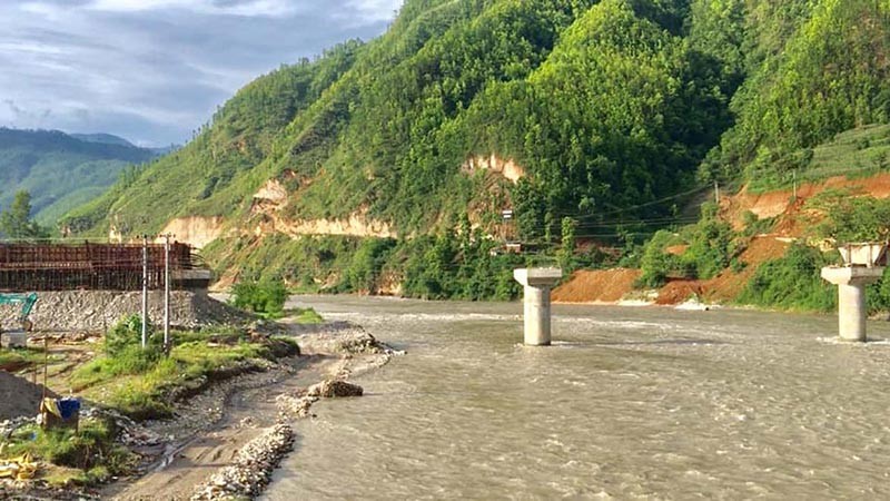 खयरघारीबाट एउटा ट्रक त्रिशूली नदीमा खस्यो, तीन घाईते