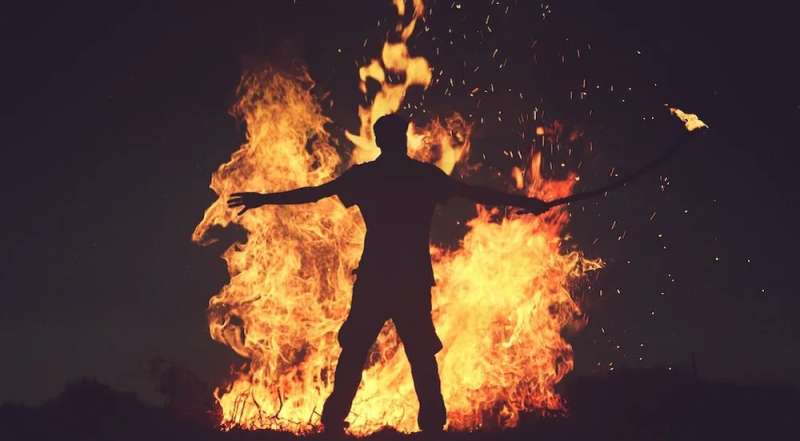 युवतीले मानसिक तनाब दिएपछि कार्कीले शरीरमा पेट्रोल छर्किएर आफैलाई लगाए आगो 