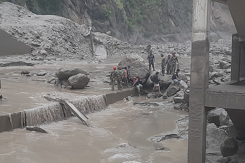 भोटेकोशी बाढीमा परेका दश जनाको शव फेला, बीस बेपत्ता