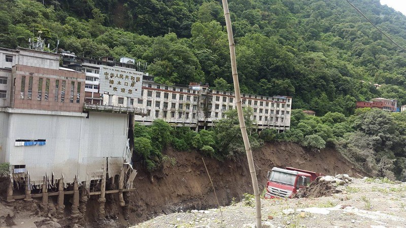 भोटेकोशी नदिमा आएको बाढीले मितेरी पूल बगायो, के-के भयो क्षति ?