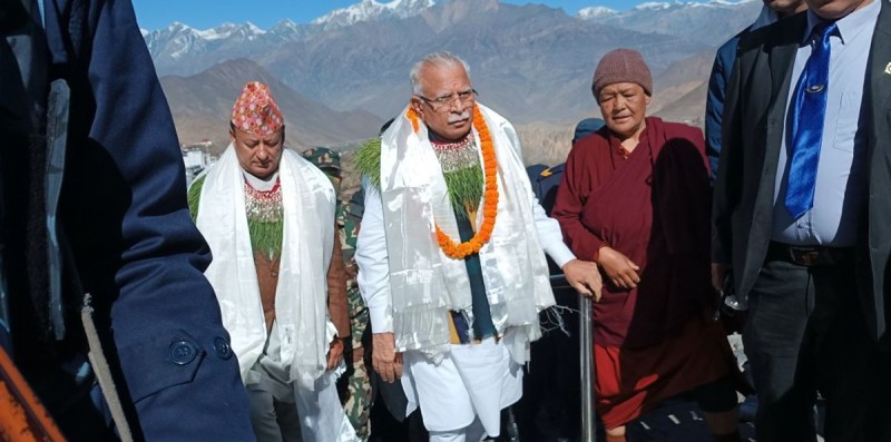 भारतका बिजुलीमन्त्री मुक्तिनाथ पुगे, नेपालका उर्जामन्त्रीले अगरबत्ती सल्काए