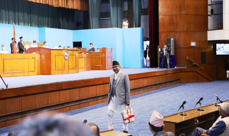 सरकारले विद्युतीय गाडीमा कर यथावत् राखेर चुरोट र बियरमा कर बढायो