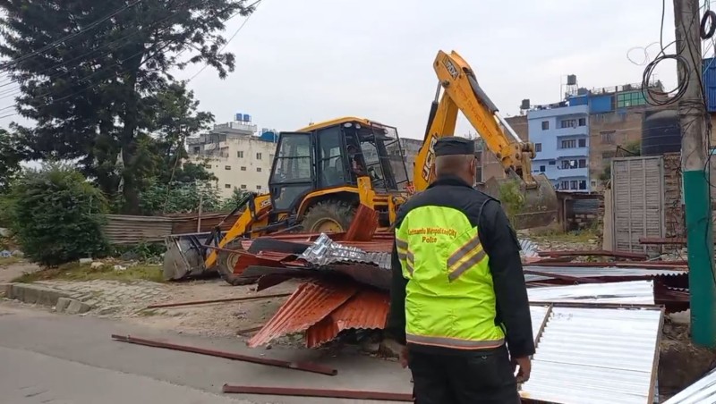 हाँडीगाउँ क्षेत्रका अवैध संरचनामा बालेनले चलाए डोजर 