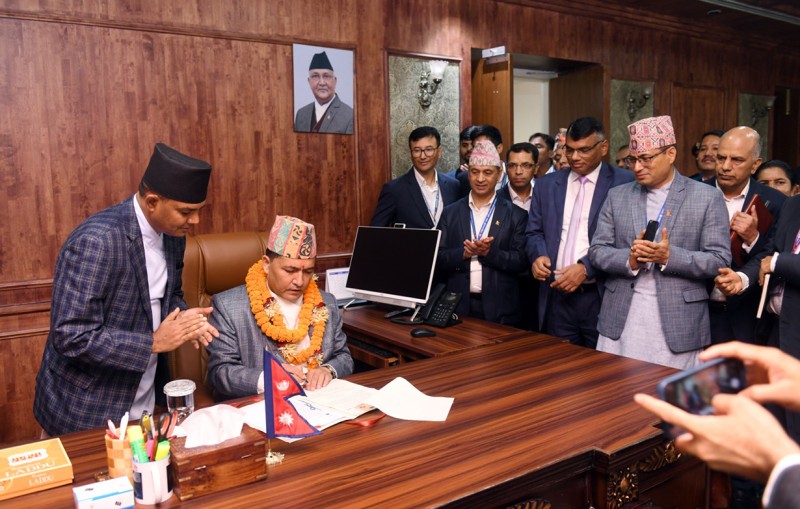 मुख्यसचिव अर्यालले कर्मचारीको सम्हाले कमाण्ड, सचिवलाई दिए निर्देशन 