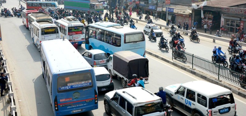 सार्वजनिक सवारीसाधन चल्न थाले, यातायात व्यवसायीको आन्दोलन रित्तै