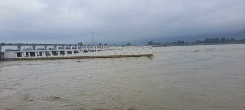 पानीको सतह बढेपछि गण्डक ब्यारेजका सबै ढोका खुला