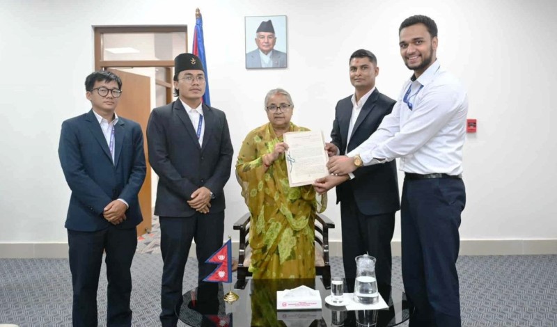 उच्च पदस्थ कर्मचारीलाई काँजो लगाउन माग्दै जेन-जी कर्मचारीले बुझाए खोस्टो