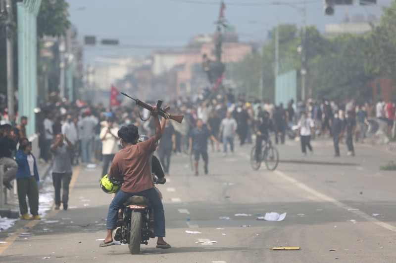 लुटिएका हतियार फिर्ता गर्न प्रहरीको आग्रह 