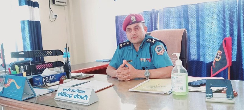 सुत्ने बेलामा ‘आई लभ यु बुढी’ भन्न लगाउने पुलिसका हाकिम आफैं फन्दामा परे
