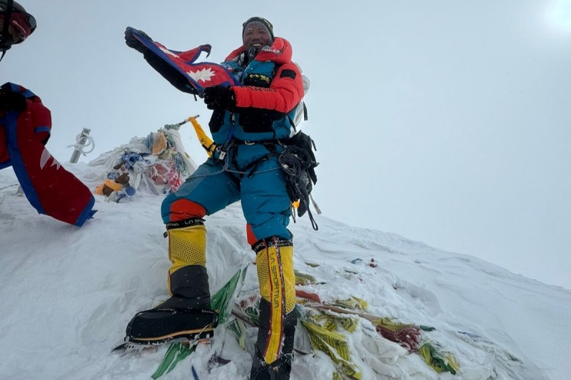 दश दिनपछि सगरमाथाको टुप्पोमा पुगेर ५४ वर्षे कामिरिताले राखे अनेक रेकर्ड