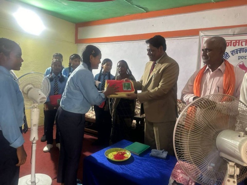 मनकारी सांसद अब्दुल खान, विपन्न छात्रालाई बाँडे शैक्षिक सामग्री थान् का थान् 