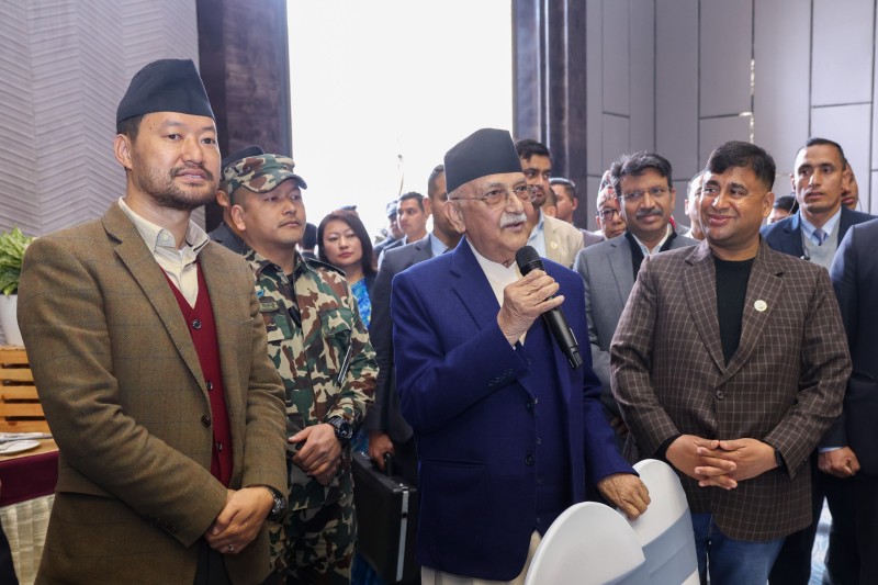 तेस्रो केपी ओली कप फुटबल च्याम्पियनसिपका खेलाडी भेट्दा ओली दङ्ग