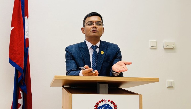मुख्यसचिवको सपना देखेर ३६ वर्षे प्रधानमन्त्रीलाई म्यासेज ठेल्ने ५१ वर्षे सचिव घर ठेलिए