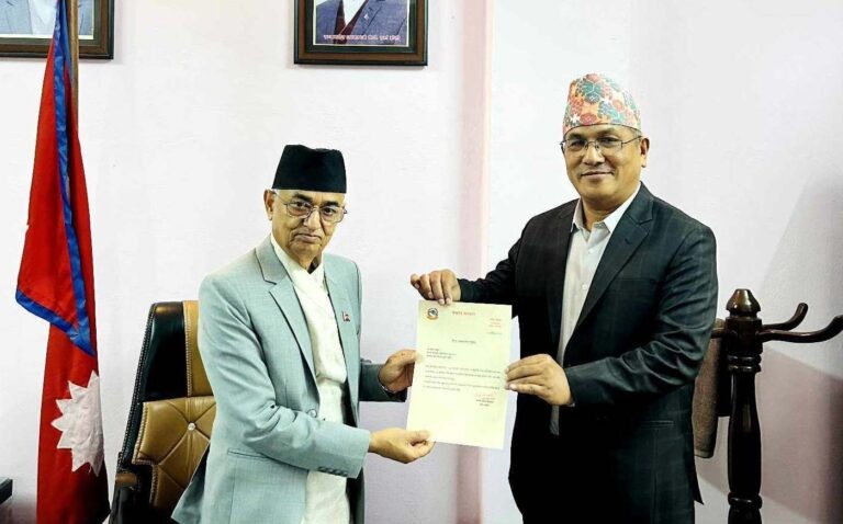 एक हातमा अवकाश पत्र, अर्को हातमा नियुक्तिपत्र