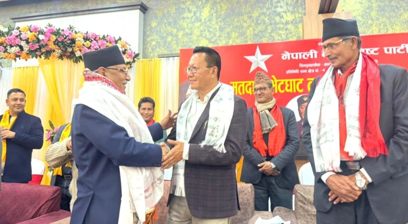 एमाले परित्याग गरेका निमफुन्जोलाई प्रचण्डको अबिर माला