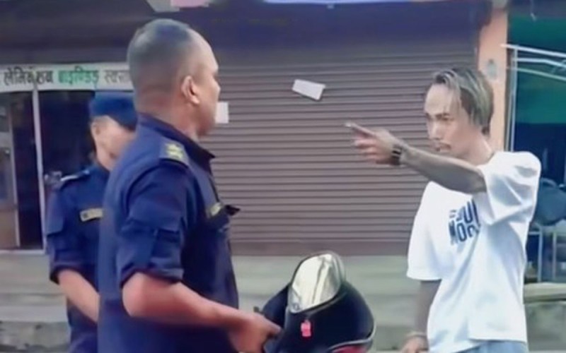 ड्युटीमा खटिएका प्रहरीलाई आमाचकारी गाली गर्ने युवक समातिए 