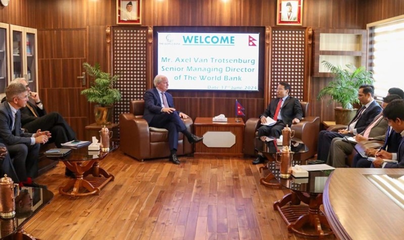 विश्व बैंकका वरिष्ठ प्रबन्ध निर्देशक ट्रोटसनबर्गद्वारा अर्थमन्त्री पुनसँग भेट