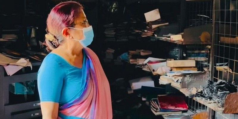 खरानीको टीका लगाउँदै ओली पत्नी राधिकाले खरानी भएका दुई घरको फन्को लगाईन्